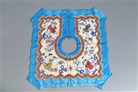 藏品(白地彩繡福祿壽三仙紋雲肩)的圖片