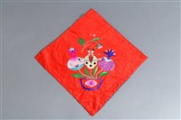 藏品(紅地彩繡瑞果紋肚兜)的圖片