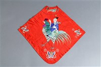 藏品(紅地彩繡騎雞仙人紋肚兜)的圖片