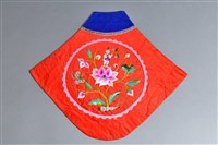 藏品(紅地彩繡蓮花紋肚兜)的圖片