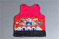 藏品(紅地彩繡魚蓮紋圍涎)的圖片