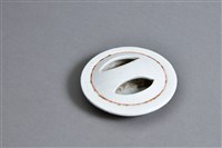 藏品(紅地貼花彩繡人物紋茶巢組(壺蓋))的圖片