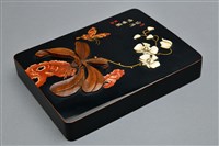 藏品(黑漆木骨鑲嵌蝴蝶蘭紋硯臺盒(盒蓋))的圖片
