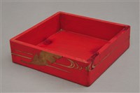 藏品(朱漆堆錦蝴蝶蘭蕉葉紋二撞層盒(盒身))的圖片