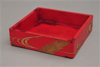 藏品(朱漆堆錦蝴蝶蘭蕉葉紋二撞層盒(中層))的圖片