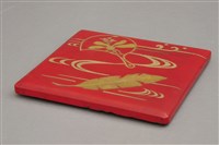 藏品(朱漆堆錦蝴蝶蘭蕉葉紋二撞層盒(盒蓋))的圖片
