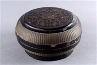 藏品(黑漆籃胎寶相花紋圓盒)的圖片
