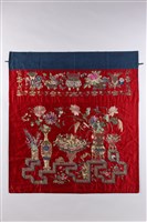 藏品(紅地盤金彩繡瓶花博古紋桌帷)的圖片