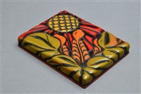 藏品(刻繪花卉紋菸盒、甜點盤(煙盒蓋))的圖片