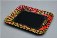 藏品(刻繪花卉紋菸盒、甜點盤(大盤子))的圖片