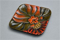 藏品(刻繪花卉紋菸盒、甜點盤(小盤子3))的圖片