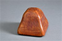 藏品(彩繪螺鈿原住民圖紋菸具組(穀倉蓋))的圖片