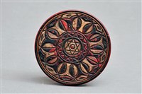 藏品(刻繪原住民圖紋圓木盒(盒蓋))的圖片
