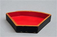 藏品(黑漆彩繪瓶花紋攢盒(扇形夾層1))的圖片