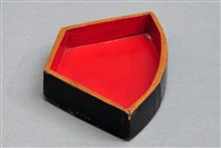 藏品(黑漆彩繪瓶花紋攢盒(扇形夾層3))的圖片