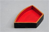 藏品(黑漆彩繪瓶花紋攢盒(扇形夾層6))的圖片