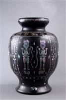 藏品(黑漆鑲貝原住民圖紋瓶)的圖片