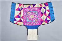 藏品(雙龍搶寶刺繡拼布背兒帶)的圖片