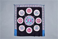 藏品(太陽紋刺繡背兒帶蓋片)的圖片