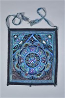 藏品(花鳥紋刺繡貼花背兒帶蓋片)的圖片