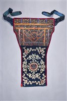 藏品(蝶紋刺繡貼花背兒帶)的圖片