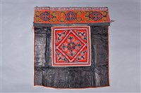 藏品(蝶鬚紋貼花刺繡背兒帶)的圖片