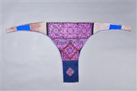 藏品(卷草紋刺繡背兒帶)的圖片