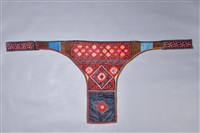 藏品(卷草紋刺繡背兒帶)的圖片