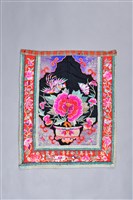 藏品(花鳥刺繡貼花背兒帶片)的圖片