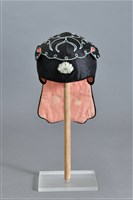 藏品(黑地彩繡琴棋書畫紋風帽)的圖片