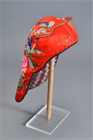藏品(紅地彩繡花蝶紋風帽)的圖片