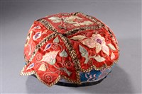 藏品(紅地彩繡花果紋碗帽)的圖片