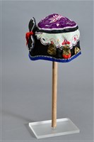 藏品(貼花彩繡菊蝶紋童帽)的圖片