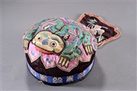 藏品(貼花彩繡蟾蜍紋童帽)的圖片