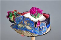 藏品(盤金彩繡蓮紋短圈童帽)的圖片