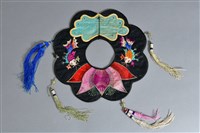 藏品(黑地彩繡魚蓮紋圍涎)的圖片