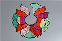 藏品(彩繡蓮花形圍涎)的圖片