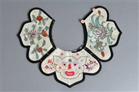 藏品(米白地彩繡虎紋圍涎)的圖片