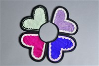 藏品(四色彩繡心形圍涎)的圖片