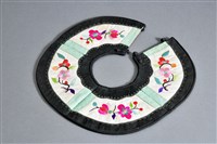 藏品(彩繡花卉紋圓形圍涎)的圖片