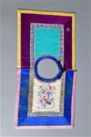 藏品(彩繡冠上加冠紋方形圍涎)的圖片