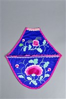 藏品(寶藍地彩繡牡丹紋肚兜)的圖片