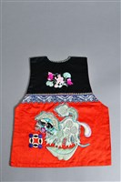 藏品(紅地彩繡獅子戲球紋圍涎)的圖片