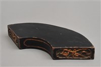 藏品(黑漆貼金扇形漆盒(盒蓋))的圖片