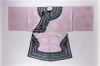 藏品(粉紅地如意雲頭緄邊大襟衫)的圖片