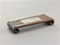 藏品(酸枝木鑲雲石筆架)的圖片