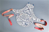藏品(白地彩繡龍鳳紋肚兜)的圖片