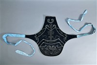 藏品(黑地綠繡蝴蝶磬牌紋肚兜)的圖片