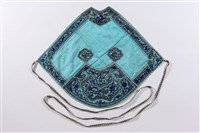 藏品(水藍地彩繡喜上梅梢紋肚兜)的圖片