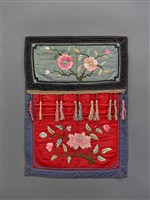 藏品(紅地牡丹紋鏡遮布)的圖片